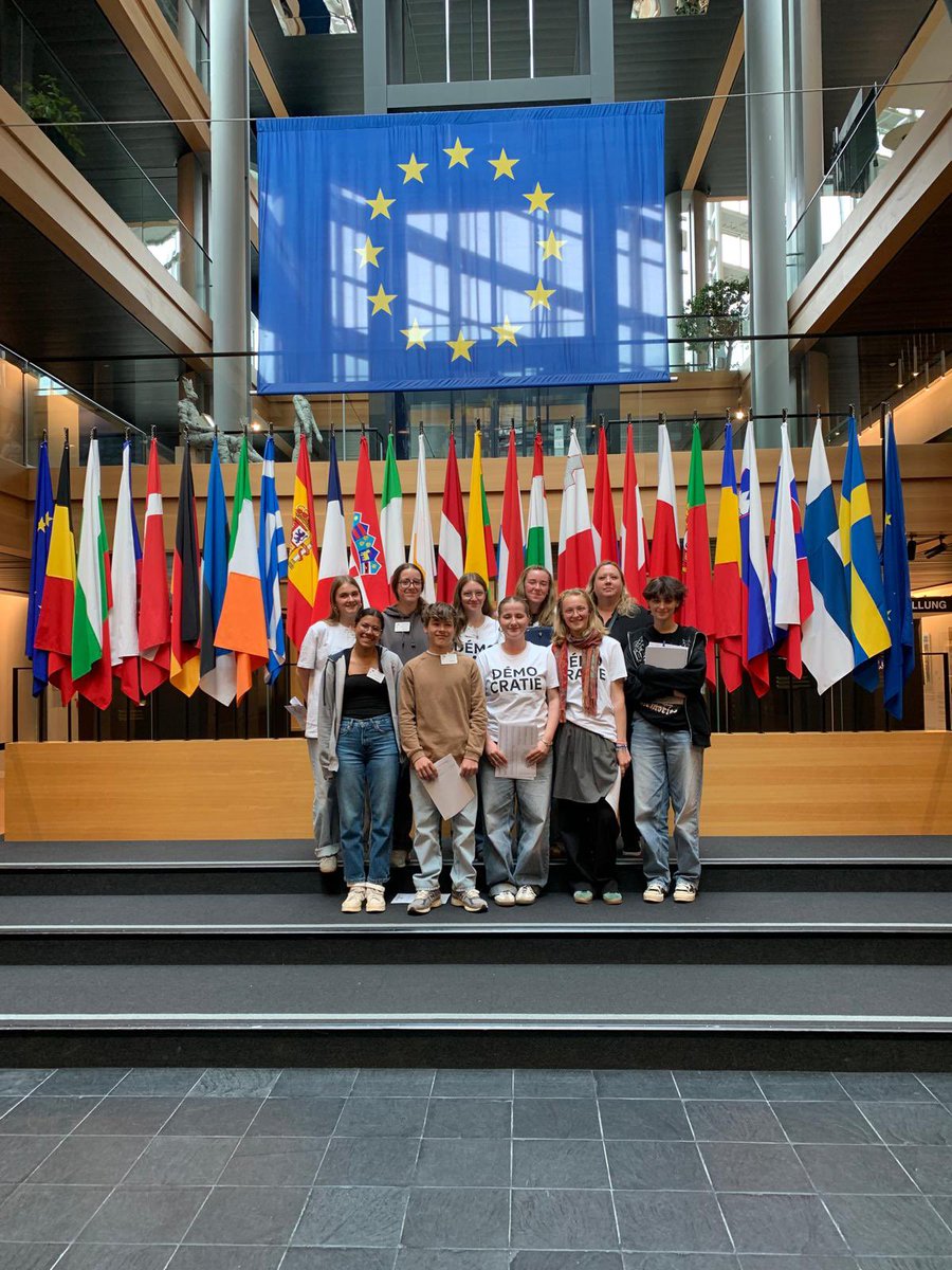 Brétel-André Mélanie (@mbandre67) on Twitter photo Retour au <a href="/PEStrasbourg/">Parlement européen</a> avec les 2des Abibac pr une rencontre avec l’eurodéputé <a href="/MattEcke/">Matthias Ecke 🇪🇺 🌹</a>
🙏pr cet échange sur votre parcours, vos missions, vos valeurs, la nécessité d’un engagement des jeunes pr une citoyenneté 🇪🇺
<a href="/acstrasbourg/">Académie Strasbourg</a> <a href="/Amb_Delattre/">François Delattre</a> <a href="/AmbDEenFR/">Ambassadeur Stephan Steinlein</a> <a href="/ReseauAbibac/">Réseau Abibac</a> Retour au <a href="/PEStrasbourg/">Parlement européen</a> avec les 2des Abibac pr une rencontre avec l’eurodéputé <a href="/MattEcke/">Matthias Ecke 🇪🇺 🌹</a>
🙏pr cet échange sur votre parcours, vos missions, vos valeurs, la nécessité d’un engagement des jeunes pr une citoyenneté 🇪🇺
<a href="/acstrasbourg/">Académie Strasbourg</a> <a href="/Amb_Delattre/">François Delattre</a> <a href="/AmbDEenFR/">Ambassadeur Stephan Steinlein</a> <a href="/ReseauAbibac/">Réseau Abibac</a>
