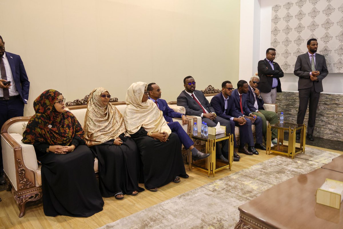 Guddoomiyaha Golaha Shacabka ee BJFS Mudane Sheekh Aadan Maxamed Nuur (Madoobe ) iyo wafdi uu hogaaminayo oo wadanka Algeria uga soo qeyb galay shirweynaha Guddoomiyaasha Baarlamaanadda Carabta ayaa dalka dib ugu soo laabtay.