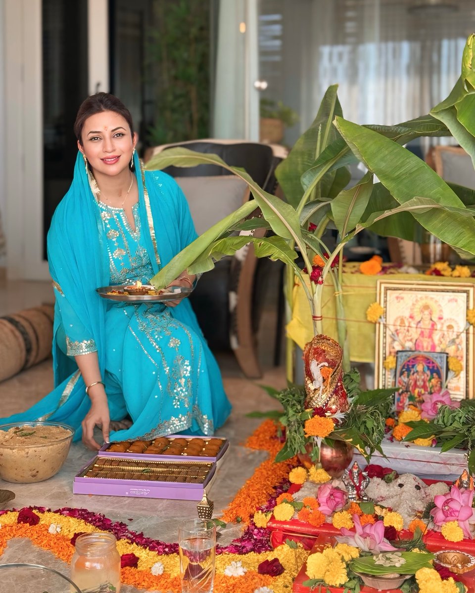 Divyanka Tripathi Dahiya &amp; Vivek Dahiya Seek Blessings For Friends, Family &amp; Fans As They Perform A Serene Satyanarayan Puja At Home 🙏✨ 

Who Else Finds Peace In Such Spiritual Moments?

#DivyankaTripathi #VivekDahiya #SatyanarayanPuja #BlessingsForAll