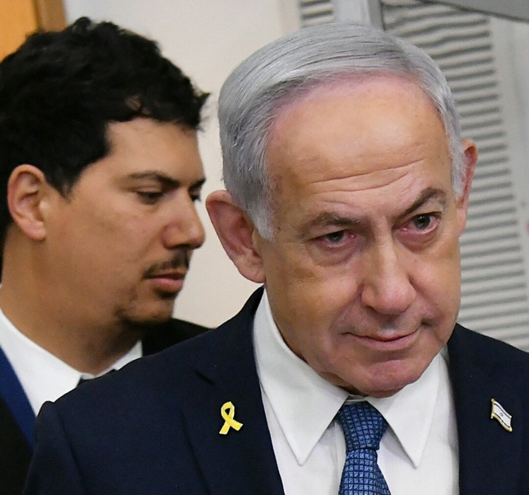 רה"מ נתניהו נראה עייף במיוחד הבוקר בביהמ"ש. 
האם הוא לא ישן בלילה בגלל הדאגה לגורל החטופים? 
בגלל הדאגה לגורל ממשלתו? 
בשל הפחד מפני המחיר שעומדים לשלם צעירים ישראלים שנשלחים שוב להילחם בעזה? 
בגלל החקירה הנגדית המתקרבת? 
יש לי כמה השערות. 
צילם נהדר: ראובן קסטרו