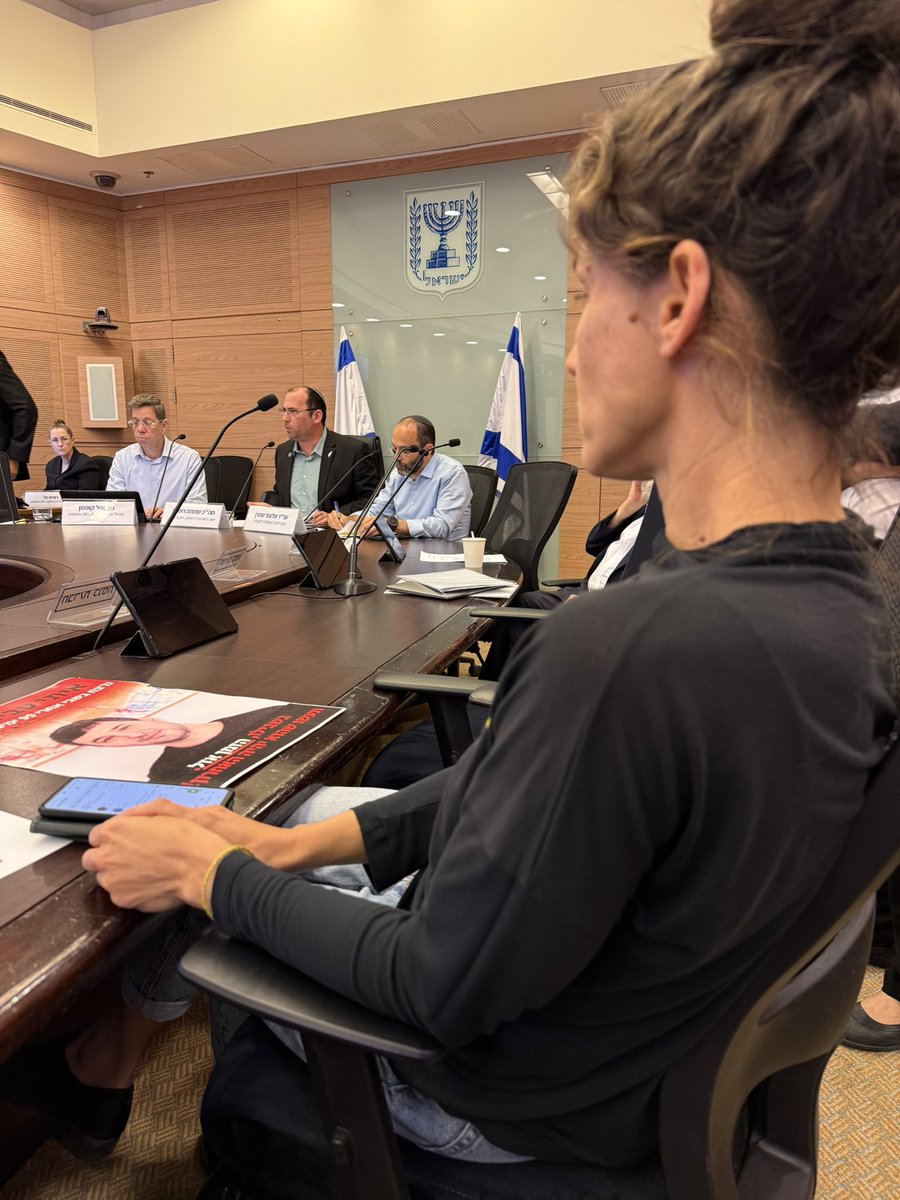 מרב סבירסקי שאחיה איתי נרצח בשבי:
מזהירה מפני פקודה בלתי חוקית בעליל שתהרוג את החטופים. 

שמחה רוטמן:
1. סותם לה את הפה (רוטמן: ״אני רגיש מדי״)
2. סוגר לה את המיקרופון
3. מסלק מהוועדה את יעקב, אביו של תום גודו שנפל ב-7/10 (רוטמן: ״אין לי מושג מי זה״)

ככה מכשירים את הרצח הבא.