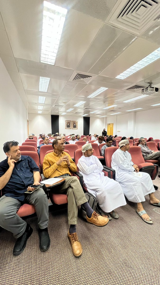 نظّم قسم التربة والمياه والهندسة الزراعية بجامعة السلطان قابوس ورشة بعنوان “استخدامات الذكاء الاصطناعي في الزراعة”، بإشراف د. أحمد البوسعيدي، وبمشاركة مختصين من داخل وخارج الجامعة.
تضمنت الورشة عروضًا علمية ومعرضًا لتطبيقات ذكية، وشهدت حضورًا واسعًا دعمًا للتحول الرقمي في الزراعة