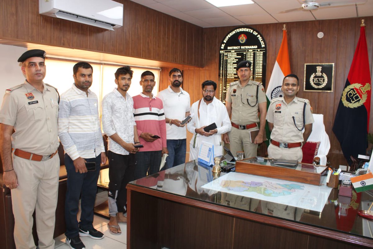fatehabadpolice's tweet photo. फतेहाबाद पुलिस द्वारा गुमशुदा 05 मोबाइल फोन असल मालिको के हवाले किए गए
खोए हुए फोन पाकर मालिक हुए खुश, पुलिस टीम का किया धन्यवाद
#AlwaysAlert_AlwaysActive
#fatehabadpolice
@DGPHaryana
@police_haryana
@HisarRange https://t.co/npG7N4pba0