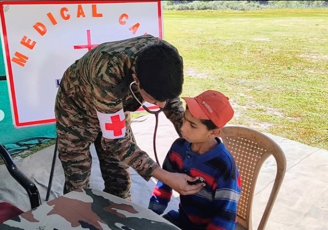 kupwarasentinel's tweet photo. #IndianArmy held a medical camp in #Baraub village #Gurez, offering check-ups, Vitamin A and deworming tablets. The camp improved health, boosted immunity, and strengthened ties between the Army and the community. https://t.co/6cfVeUABSP