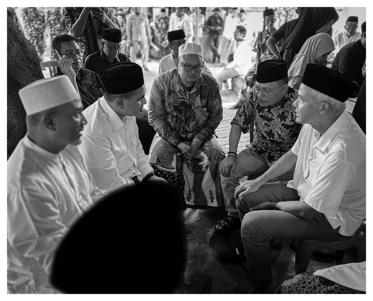 Innalillahiwainnailaihirojiun, sugeng tindak Gus Alam. Kami semua bersaksi panjenengan tiyang sae. Mugi husnul khatimah. Amiiin.