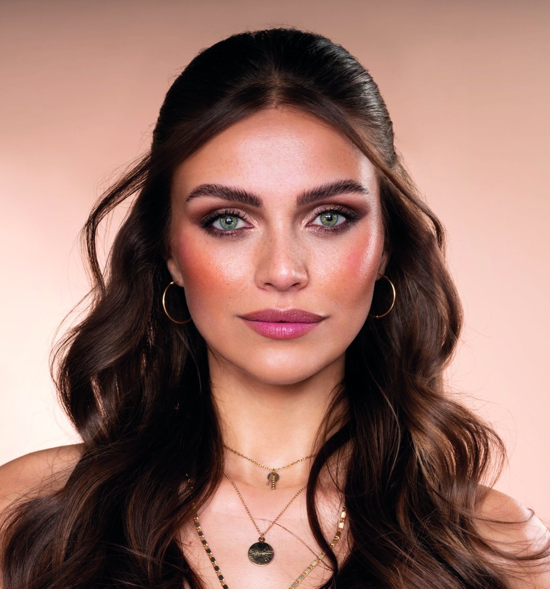 TBB2710's tweet image. Golden Hour, bottled. ✨

No sun, just glow – Meet Make up Factory’s Golden Hour Moments collection.
Vegan. Radiant. Summer-ready.
🌞 Dropping May 2025 @ Müller.

#GoldenHourMoments #MakeupFactory #BeautyTrend #ViralGlow
tbfashionvictim.com/golden-hour-mo…