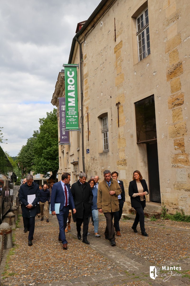 ManteslaJolie_'s tweet photo. #ActionCoeurdeVille

La @ville de Mantes-la-Jolie est soutenue par ses partenaires (Etat, collectivités, secteur privé…) et depuis 2022, elle continue à créer un centre-ville plus attractif, plus vivant, et plus solidaire ✨

#MantesLaJolie #Habitat #Urbanisme #Redynamisation https://t.co/kBxIdvDoox