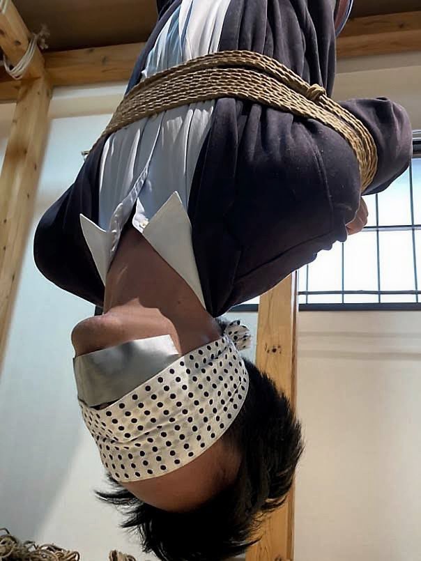 捕獲し逆さ拷問
覚悟せいよ！