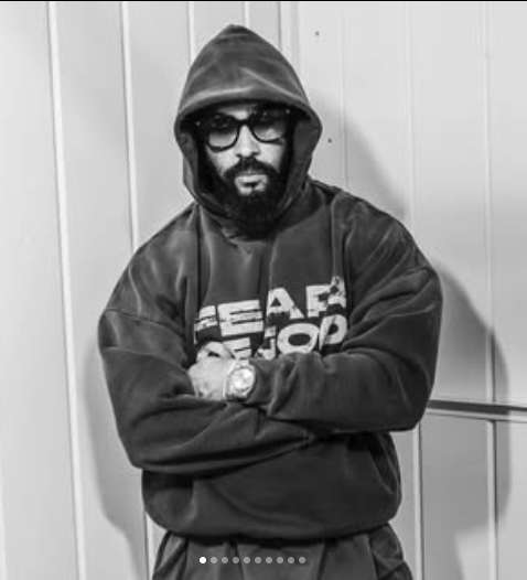 FearOfGod2013's tweet photo. 正直、着てる奴がいたらちょっとダサいのはわかっているのだが、売れ残ってるし、そんな高くないし、義務感で購入。Saint Mxxxxxxコラボの奴がサイズ微妙だった、ってのもある、、、、 https://t.co/fI9z2Kic7U