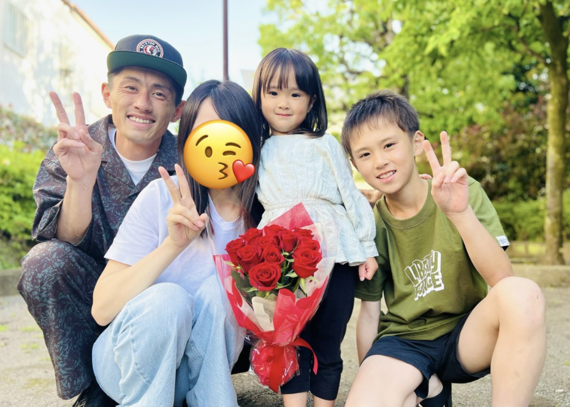 mo_r3's tweet photo. 今日で結婚11周年を迎えました‼️
1周年ごとに1本ずつ増える花束もだいぶ花束らしい感じになってきました🌹
12年目も明るく駆け抜けてこー✨ https://t.co/IN3Cmt4z9X
