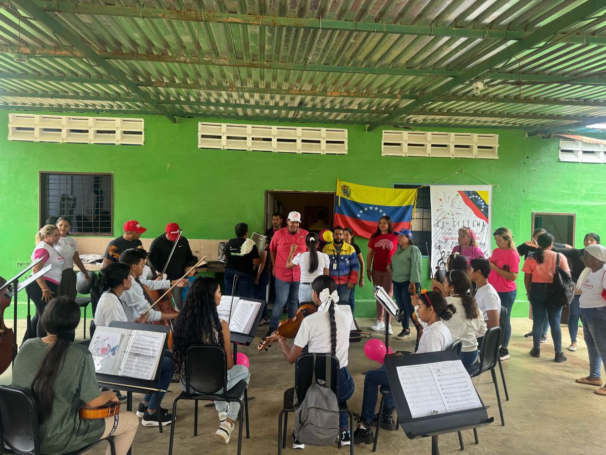 GasconJessiel's tweet photo. Conozcan a la orquesta sinfónica de Pozo Verde, hasta allá nos fuimos con un gran sancocho comunitario para la comuna https://t.co/9QhVrcXIHP