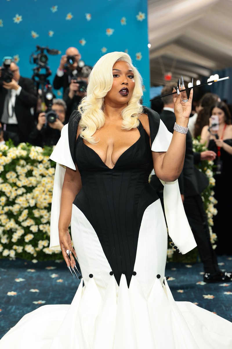 EmperorTChalla's tweet photo. Lizzo looks amazing at the MET GALA! #METGALA #BlackDandyism #BlackDandy https://t.co/f151JpQcqz
