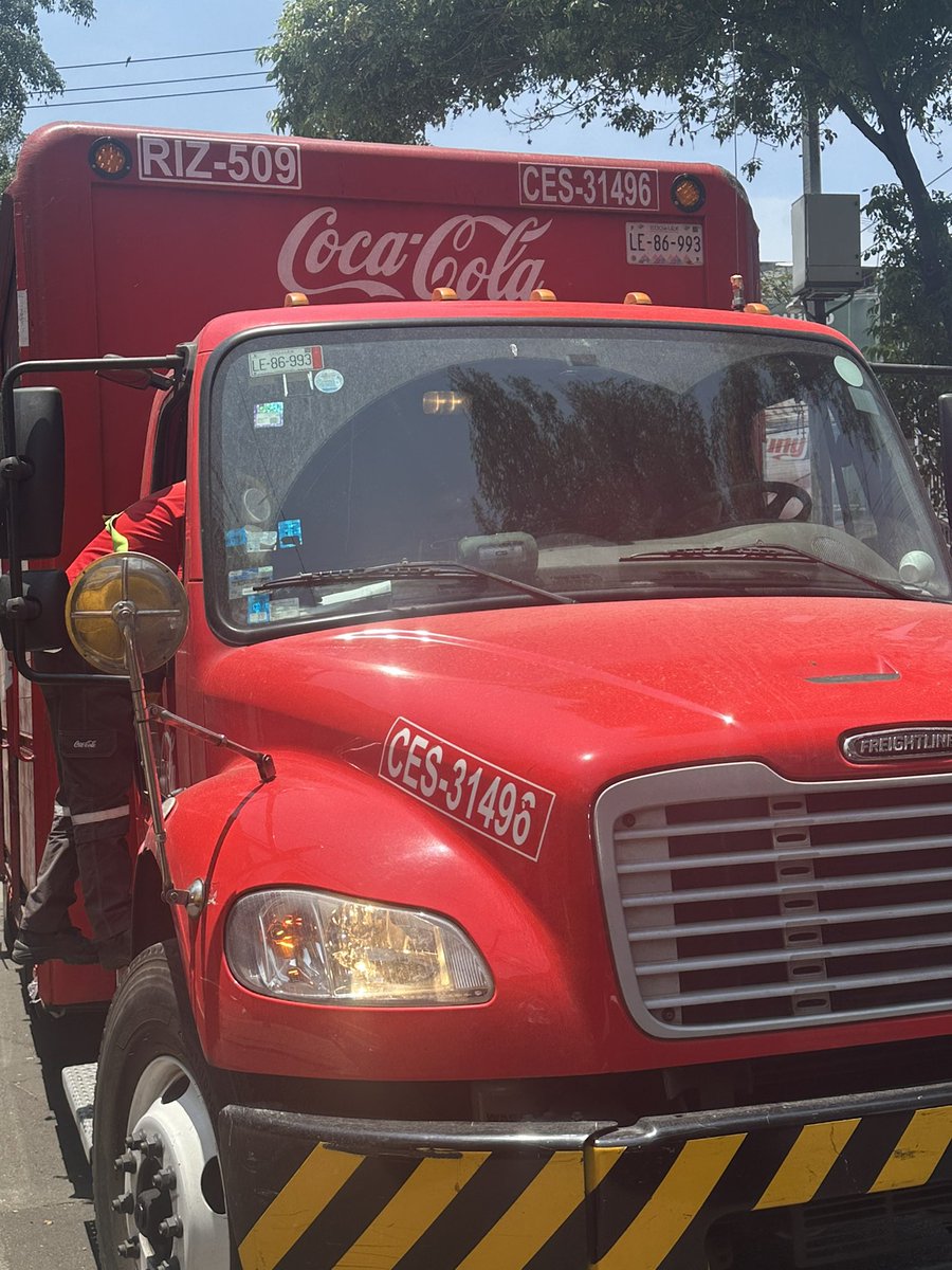 SarRl's tweet photo. @FEMSA @CocaColaMx @CocaCola llevo desde la 1 pm esperando respuesta de su conductor y de su unidad. Me golpearon toda la fascia derecha de la camioneta y sigo sin tener respuesta !!! No se quieren hacer responsables de NADA 

#cocamexico #cocacolamexico #femsa @C5_CDMX https://t.co/IgSbJRvCXE
