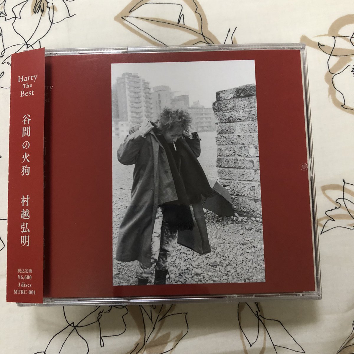 さっきまで憂鬱だったのが、嬉しい事がキター😍
Harry the Best 谷間の火狗 （かぐー）届いた❗️
今日は1日休みで良かった。
HARRYのソロが好き❤️
小さめの箱でのHARRYとの距離感をまた味わいたいなぁ。
7月はなんばHatch行くぜ❗️