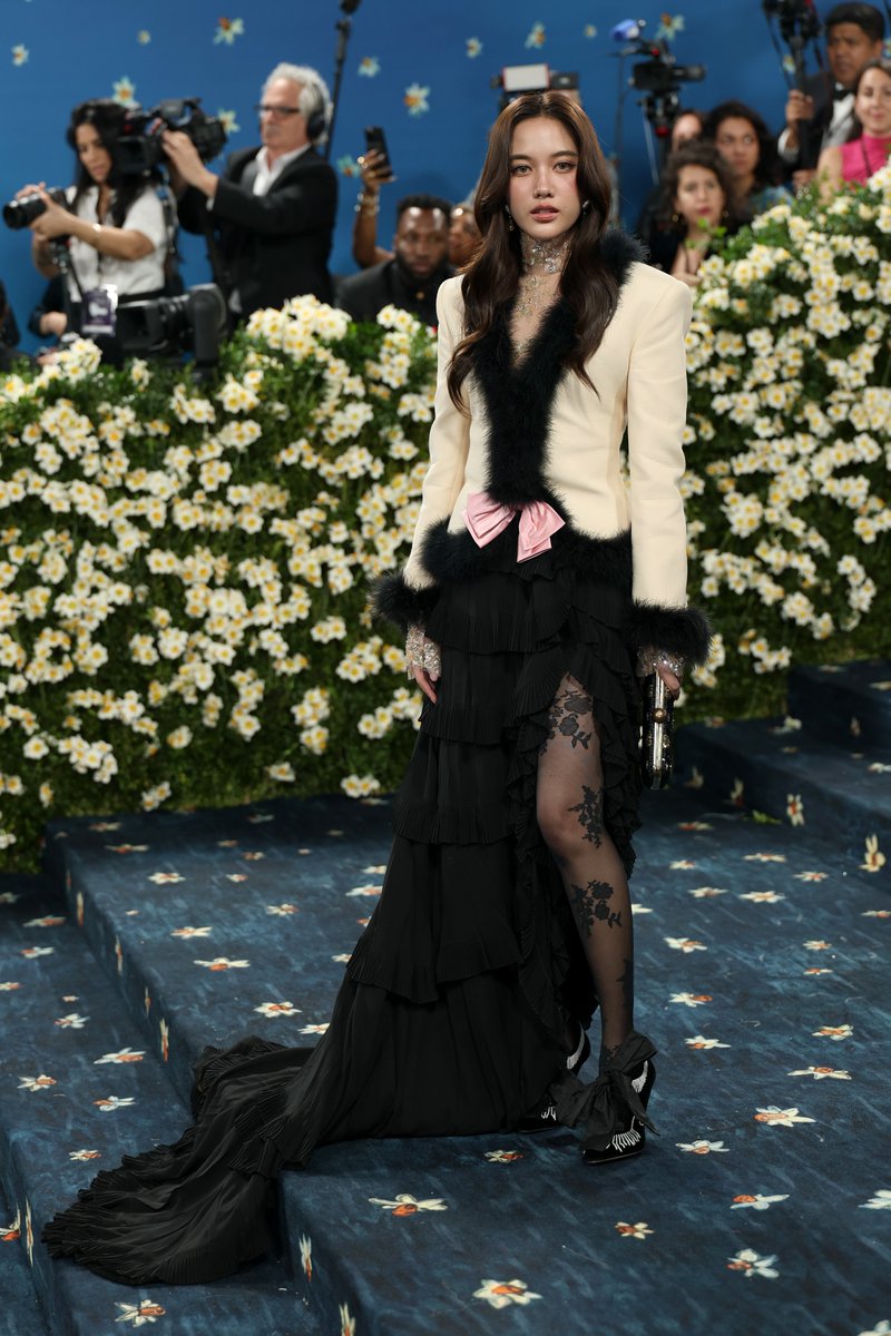 MaisonValentino_JP (@valentino_japan) on Twitter photo ベトゥッラウールのクレープジャケットとレースのボディスーツという、アレッサンドロ・ミケーレが特別にデザインしたカスタムヴァレンティノルックに #ValentinoGaravani アクセサリーを合わせ、ブランドアンバサダー、フリーン・サロチャ(<a href="/srchafreen/">P'freen (real)</a>)が2025年 #MetGala に出席しました ベトゥッラウールのクレープジャケットとレースのボディスーツという、アレッサンドロ・ミケーレが特別にデザインしたカスタムヴァレンティノルックに #ValentinoGaravani アクセサリーを合わせ、ブランドアンバサダー、フリーン・サロチャ(<a href="/srchafreen/">P'freen (real)</a>)が2025年 #MetGala に出席しました