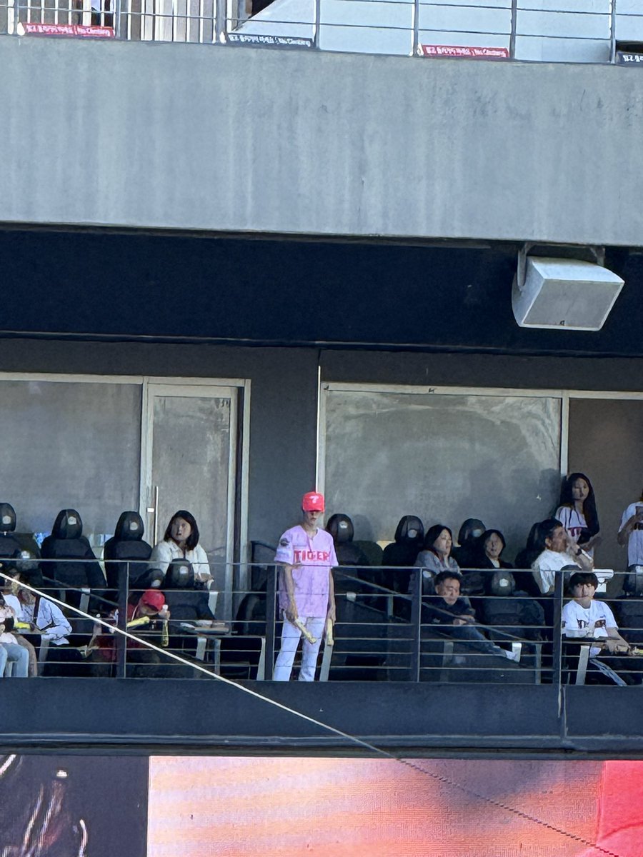 lann_n_'s tweet photo. 거리가 너무 멀어서 제대로 못봤는데
시온님 실망한거 여기까지 느껴져서 눈물남 https://t.co/LGUIIzOt5A