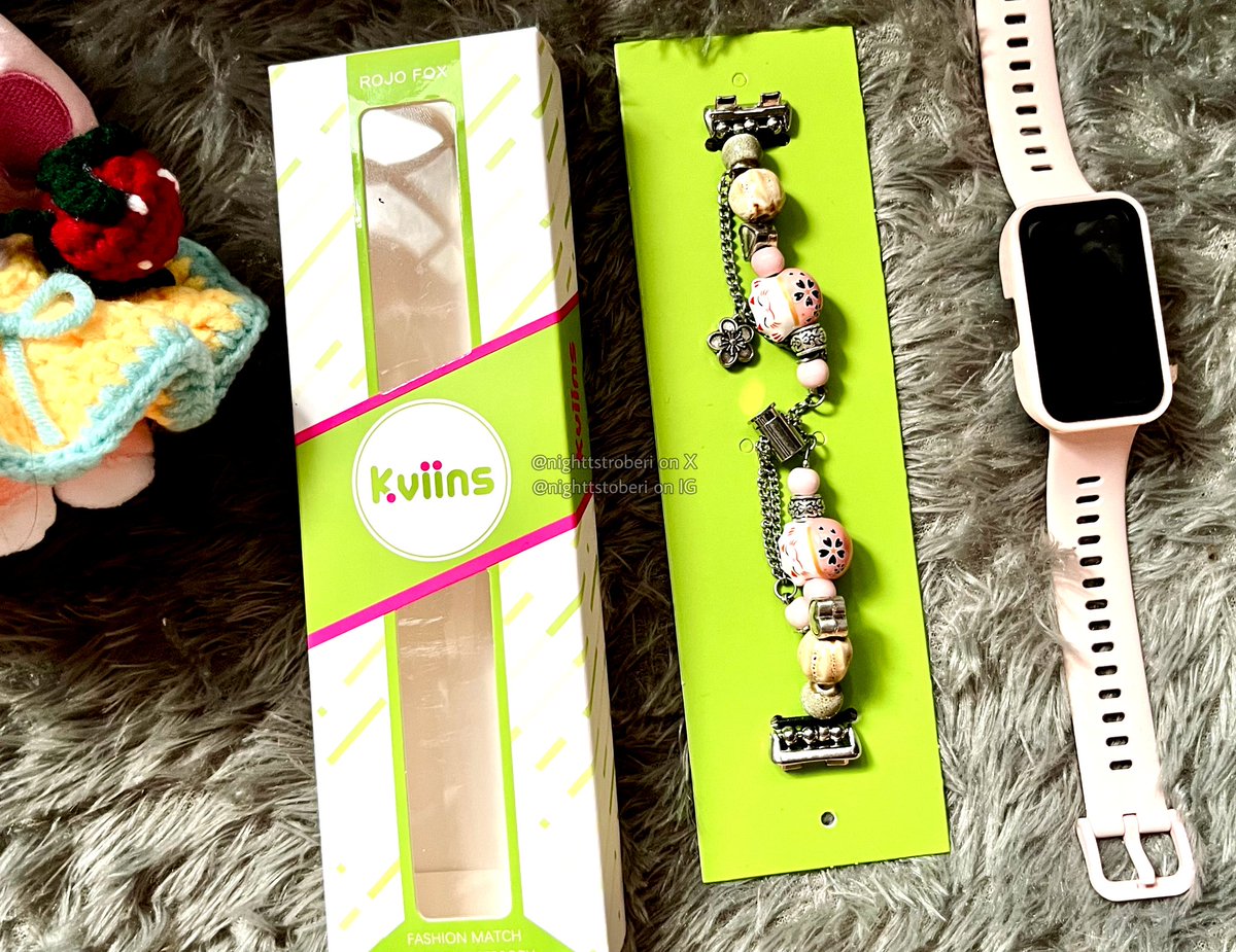 nighttstroberi's tweet photo. Dikira gelang ternyata strap Huawei Smartband 👁️👄👁️

Strap kayak gelang ini cakep banget, gemesin juga 🤩
Jadi tampilan Huawei Smartband aku, makin cantik dan lucu 😍😍

#reviewbychika #racuninproduk #straphuawei #huaweismartband https://t.co/yFB7Mr86tz