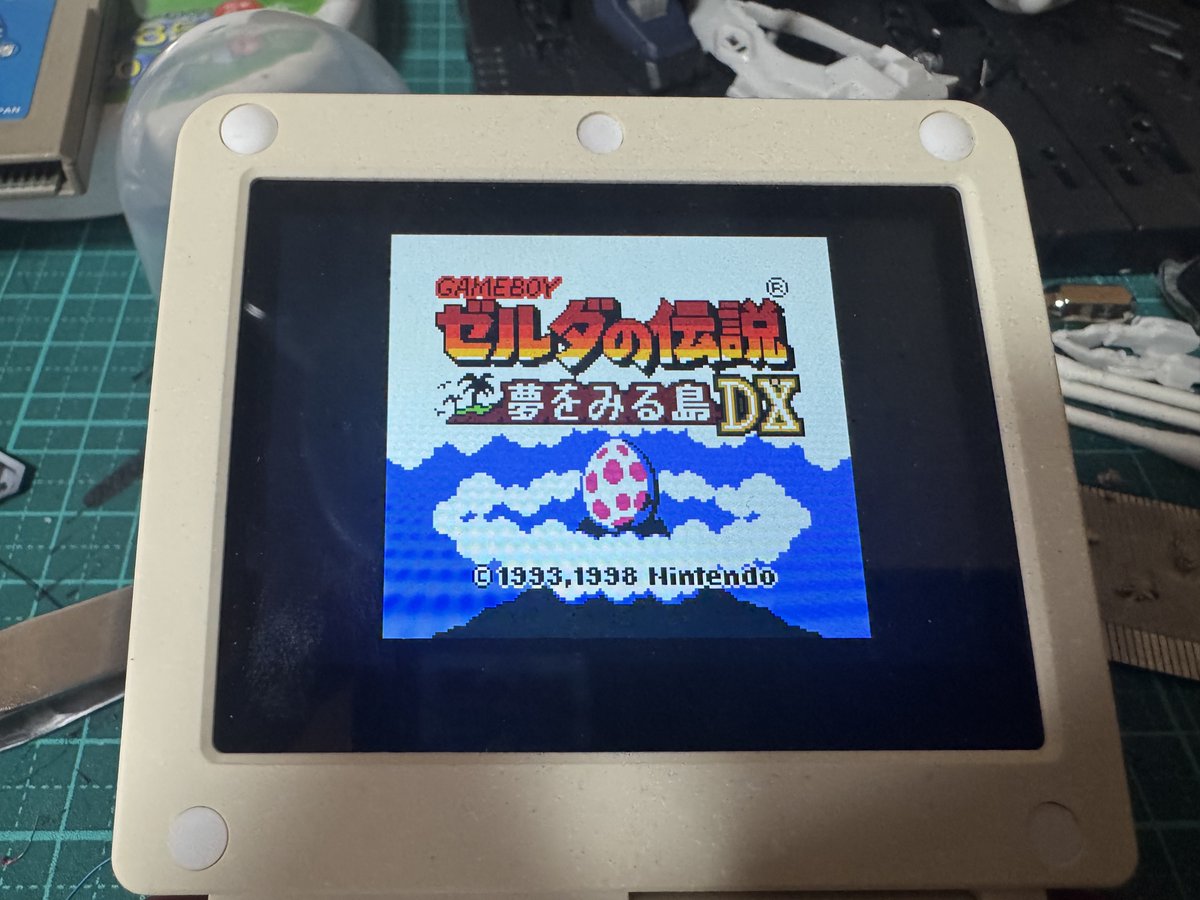 minamibe's tweet photo. ブリッジ回路を繋いで無事起動したと思いきや残ってたセーブデータを読み込んだらなんかいろいろ壊れてる🫠
データも消せないし新規にも作れない。これチップもやられてるのか…とりあえず保留で封印😗 https://t.co/MChYGXgAps