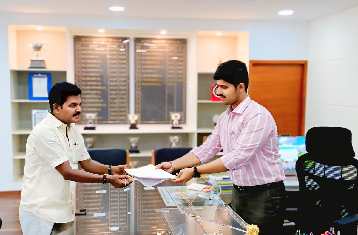 ChandranDMK_'s tweet photo. திருத்தணி சட்டமன்றத் தொகுதிக்குட்பட்ட பொது மக்களிடமிருந்து பெறப்பட்ட மனுக்களை திருவள்ளூர் மாவட்ட ஆட்சியர் திரு.மு.பிரதாப் (இ.ஆ.ப) அவர்களிடம் வழங்கி மனுக்கள் தொடர்பான நடவடிக்கை மேற்கொள்ளுமாறு கேட்டுக்கொண்டேன்.
#DMK4TN #tiruvallurwest #tiruttanimla #schandran #tiruvallurcollector https://t.co/BfbVhEvUhF