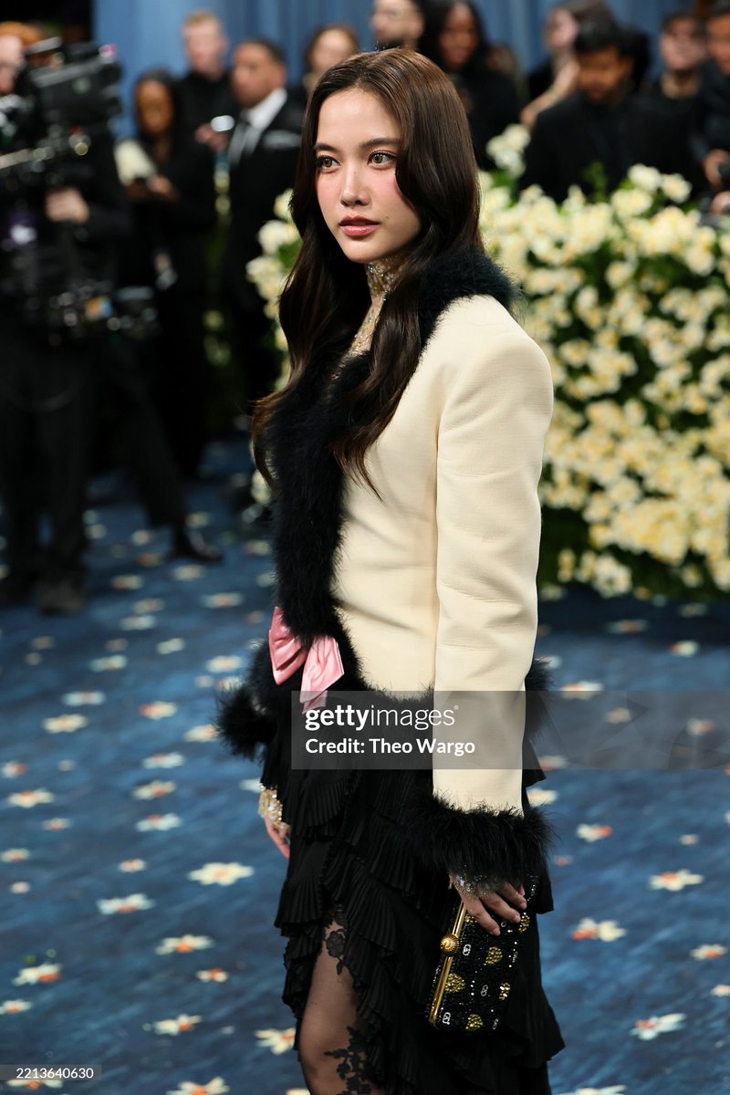 Peachbun20's tweet photo. Freen really represented the 'Tailored to you' theme so well. The entire fit has elements of coolness, elegance and cuteness to it.
===
(Photo by Theo Wargo/FilmMagic)

SAROCHA AT MET GALA
#MetGala2025xFREEN
#MetGala #MetGala2025 
#srchafreen https://t.co/s4xi15x6n1