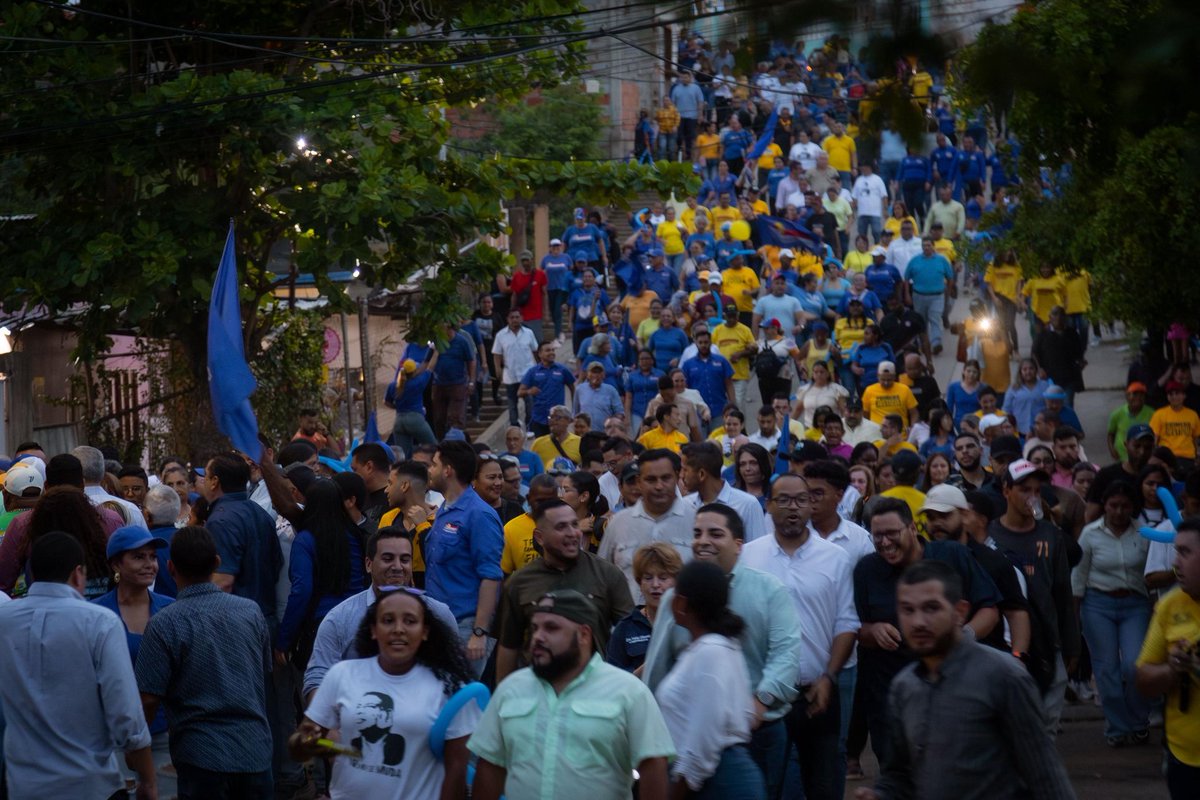 Hoy recorrimos las parroquia Francisco Eugenio Bustamante y Manuel Dagnino, donde estuvimos acompañando a <a href="/hcapriles/">Henrique Capriles R.</a> en un recorrido increible y emocionante donde se demostró la fuerza de un Zulia indetenible  con nuestro líder <a href="/manuelrosalesg/">Manuel Rosales</a>

Aquí nadie se rinde👏🏻