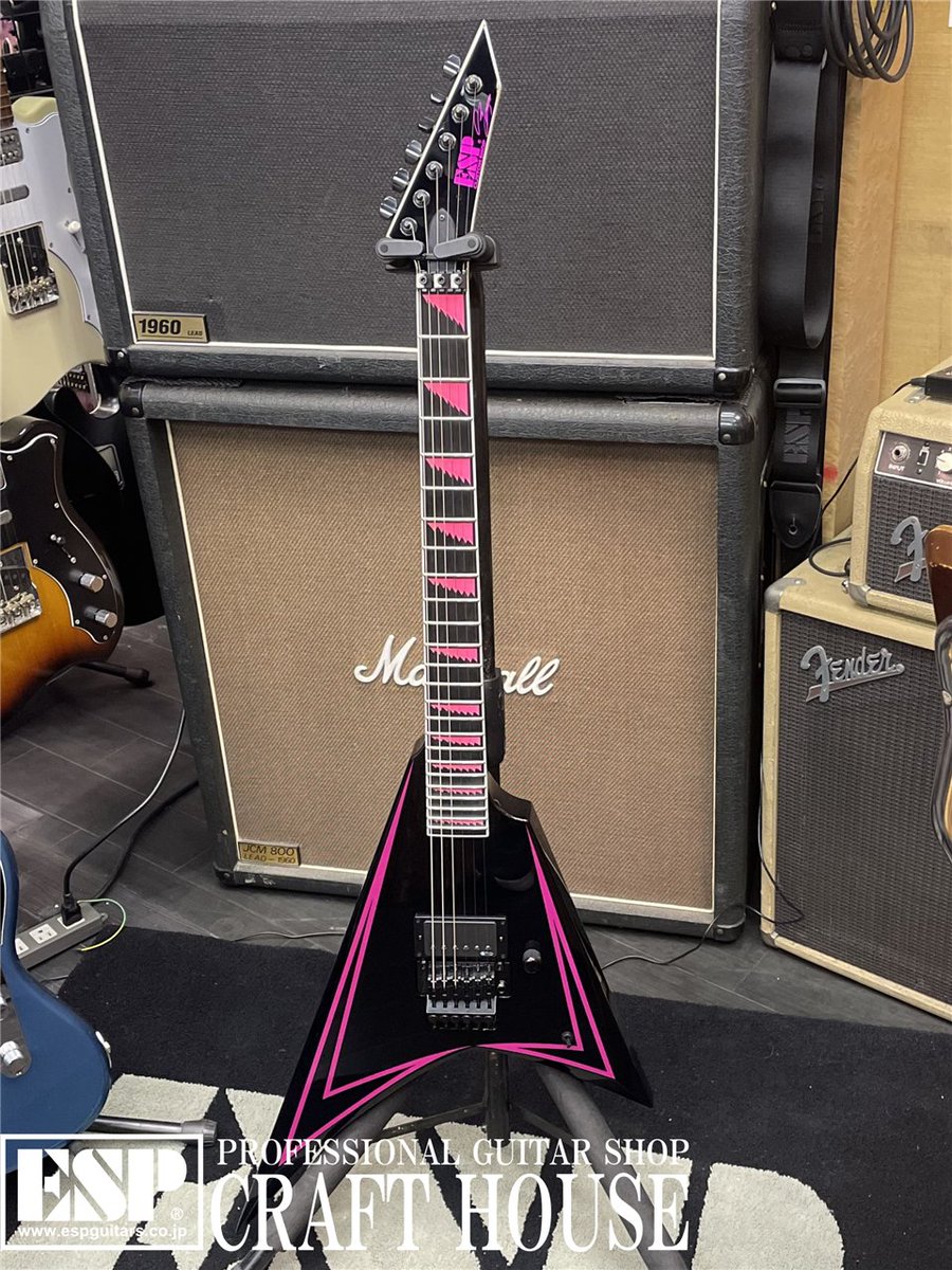 espcrafthouse's tweet image. 【✨オススメ商品✨】
 ESP ALEXI PINK SAWTOOTH / Black with Pink Pinstripe
Alexi Laihoシグネチャーモデル！！
ファンの方はぜひ！

デジマートはこちら🎸
digimart.net/cat01/shop22/D…

＃ESP　＃ESP渋谷店　＃ALEXI
