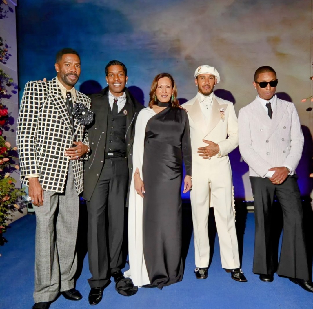 VP Kamala Harris with the guys Colman Domingo, A$AP Rocky, Lewis Hamilton and Pharrell Williams. 
#MetGala2025
#BlackExcellence 
📸 Denise Stephanie