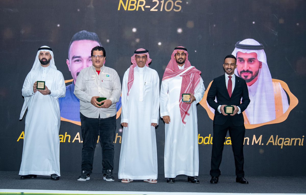 Shhaabcom's tweet photo. # منصات_شهاب_الاعلامية / نبارك للمهندس عبدالكريم بن محمد بن عبيّد القرني من قرية آل عبيد حصوله على جائزة أفضل منصة لحفر آبار الزيت والغاز في أرامكو السعودية لعام 2024م وانتخابه لهذه الجائزة من ضمن 1000 مُترشّح في الشركة. وقد تسلّم الجائزة من نائب رئيس أرامكو السعودية نجيب العبدالرحمن.
@AKBINABAID