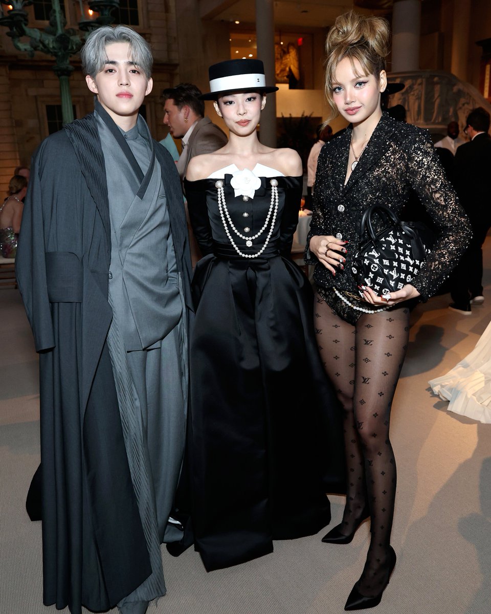billboard's tweet image. SEVENTEEN’s S.Coups and BLACKPINK’s JENNIE and LISA snap a pic together at the #MetGala 📸

See more photos from tonight: billboard.com/photos/met-gal…