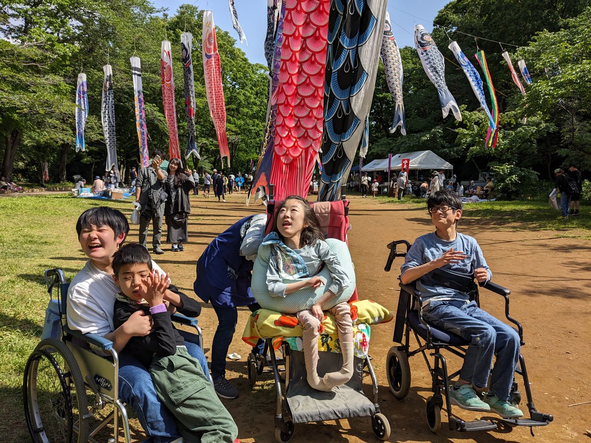 ゴールデンウイーク最終日はあいにくの雨☔️模様でしたが、みんな元気いっぱい♪
こいのぼりを見に行ったり、制作したり楽しいことたくさん!!楽しい思い出ができました