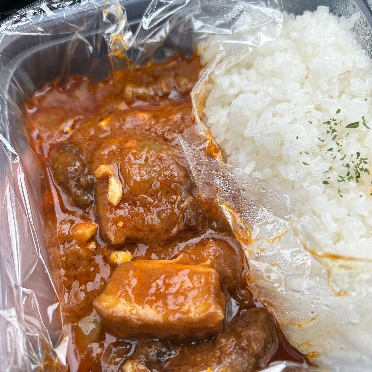 Yurian_sub's tweet image. 燻製カレーをテイクアウトでゲットして来ました!
今まで食べた中で1番美味しいカレーにランクインしました🏆
ベーコンも牛肉も柔らかいし、ナッツのアクセントも良すぎました🫶
#喫茶メルト