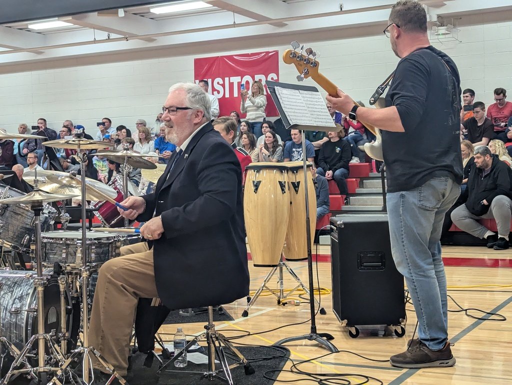 ChannahonSD17's tweet photo. Mr. Becker was joined by current and former students, friends, and family for the final band &amp; choir concert of his illustrious 27 years in Channahon 17.  The students were incredibly impressive, and Mr. Becker invited all in attendance to "make a memory.". Bravo! 👏🏼👏🏼👏🏼 https://t.co/XJDXjVcCCC