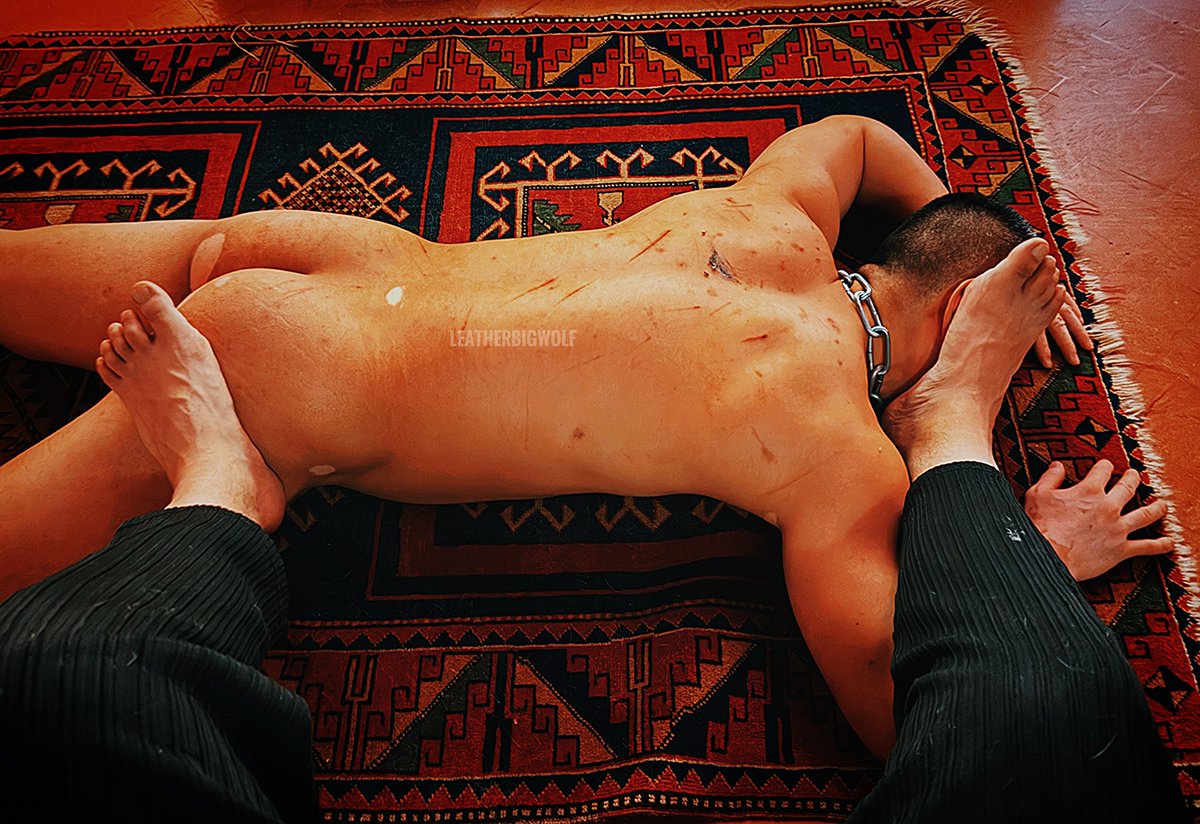 My warm big meaty soles being worshipped by my slave ❤️

#malesoles #footetish #malefeet