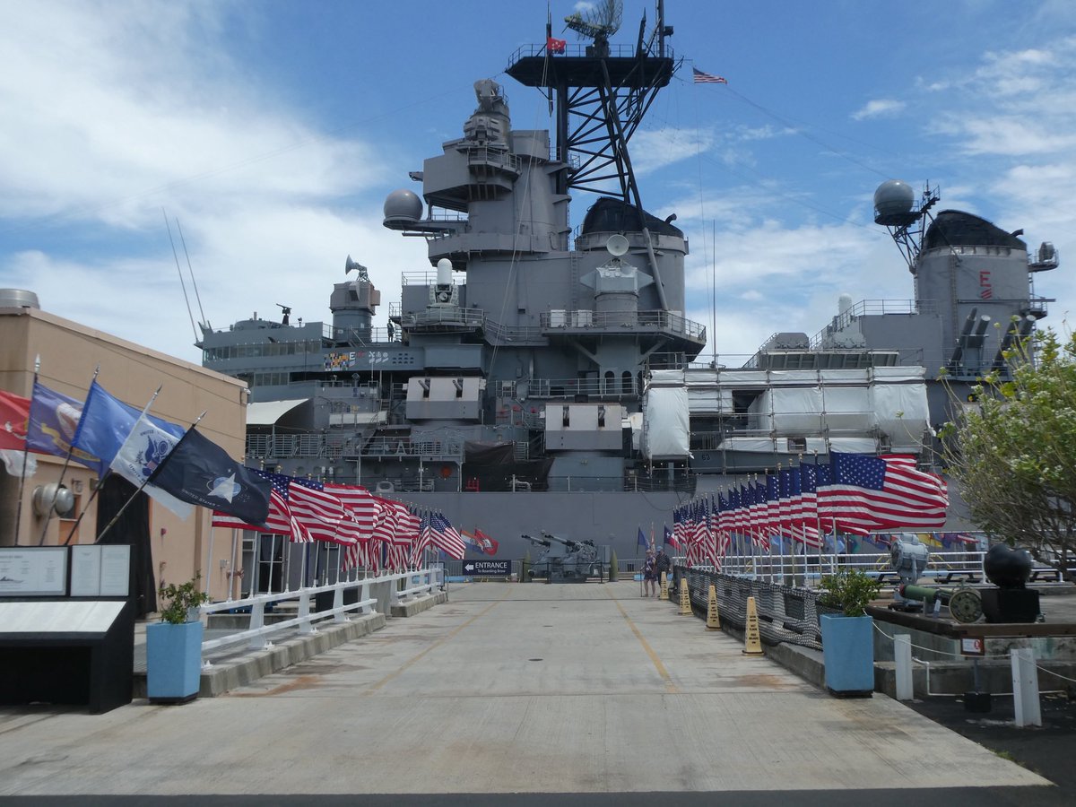 wtbattlefields's tweet image. The #MightyMo in Pearl Harbor, an awesome sight. The battleship USS Missouri was launched in 1944 and decommissioned in 1992. She is best known for hosting the Japanese surrender on 2 Sept 1945. @PearlHarborNPS @USSMISSOURI0 #WW2 - now a major tourist draw.