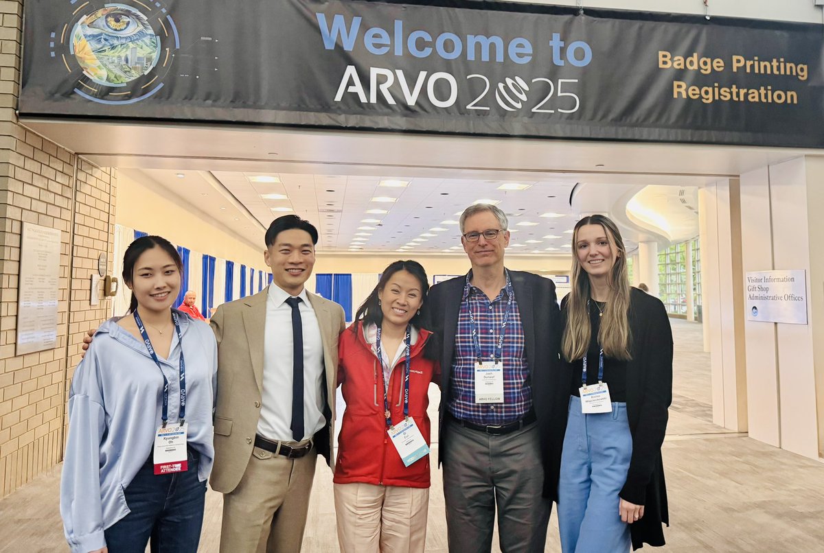 Members of the Cui and Dunaief labs after their talks earlier today ☺️ <a href="/ARVOinfo/">ARVO</a> #ARVO2025 <a href="/PennMedCSO/">Penn Medicine CSO</a>