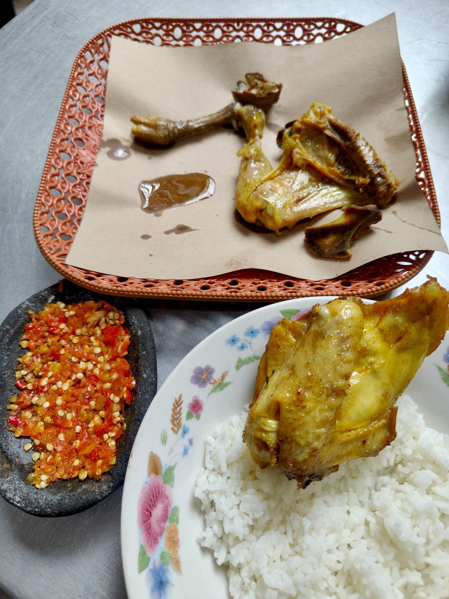 Widino's tweet photo. KULINER SEMARANG - Non daging 😅

Sayang ini foto-fotonya banyak di gallery kalo ga dibagikan.

Siapa tau bisa jadi referensi kalian klo bingung mau makan apa di Semarang tp ga mau makan olahan daging atau jeroan kek gw wkwk. https://t.co/YDPiG6KJ2c