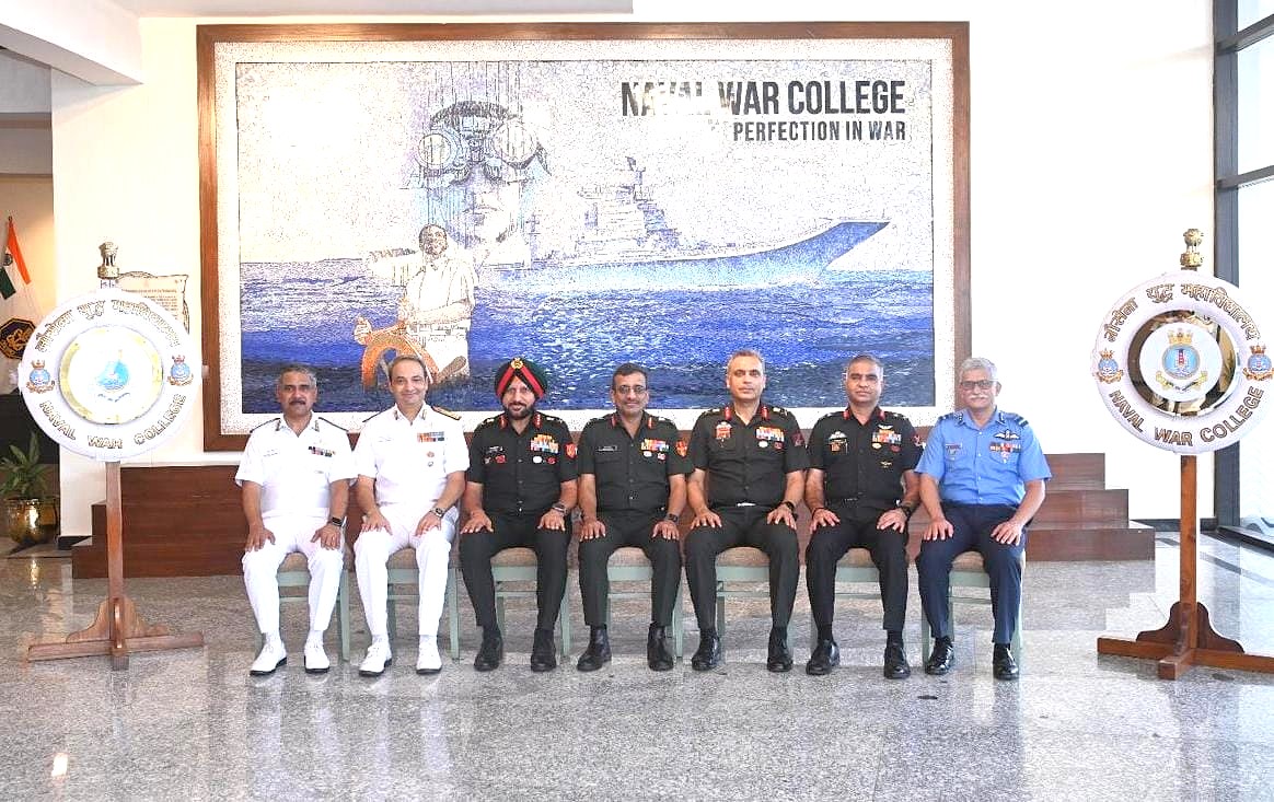 HQ_IDS_India's tweet image. The 7th Commandants’ Conclave was successfully held at the Naval War College #NWC, Goa, under the chairmanship of Lt Gen Vipul Shinghal, Deputy Chief (DOT) of #HQ_IDS. The Conclave brought together the Commandants of #TriServices institutions - #AWC, #CAW, #DSSC, #CDM, #MILIT…