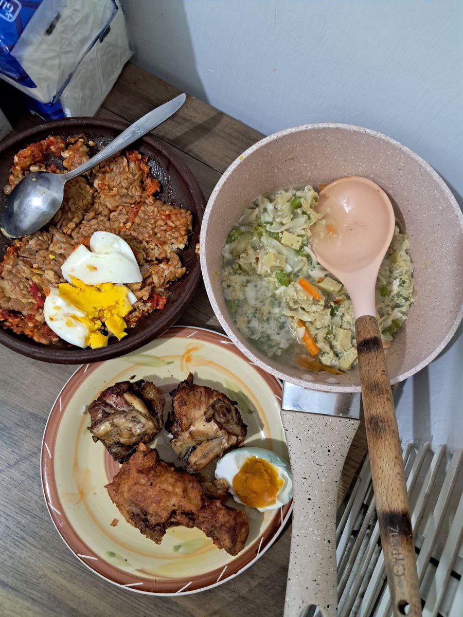 ilenadmsy's tweet photo. Day 11 
Suhoor: sop, tempe penyet dan ayam goreng
Iftar: solaria (ga ke foto) dan kue ultah adik bocil https://t.co/P3HaYeC8GI