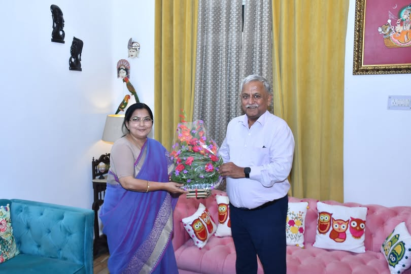 RajniTiwari_'s tweet photo. लखनऊ में मा. मुख्यमंत्री जी के मुख्य सलाहकार श्री अवनीश अवस्थी जी से शिष्टाचार भेंट कर विभिन्न समसामयिक विषयों पर चर्चा की।

@BJP4India @narendramodi @AmitShah @JPNadda @BJP4UP @myogiadityanath https://t.co/LLyfVnrSTH