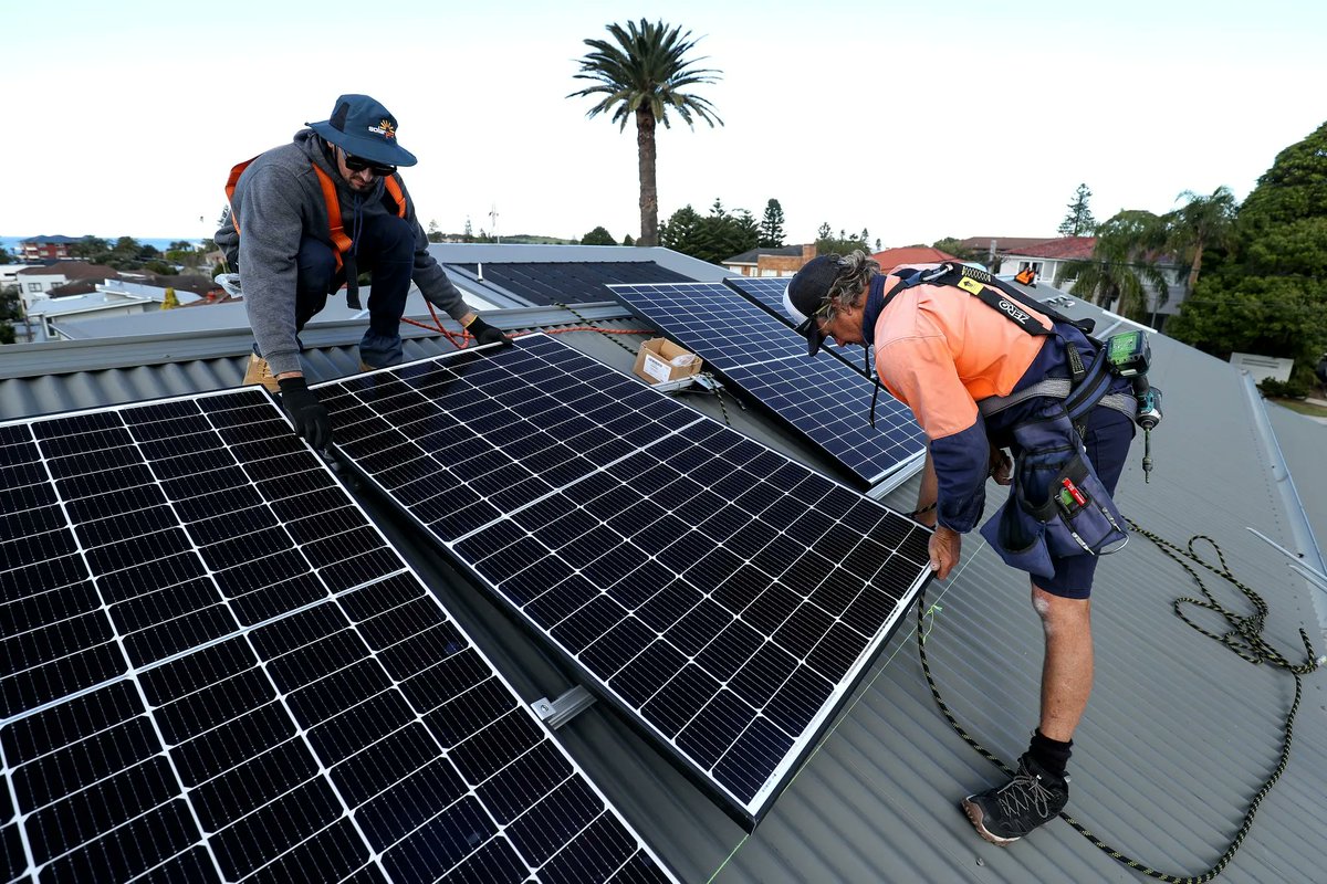 AuricSolar's tweet photo. #SolarTeamOnSite ☀️🔧#PoweredByTheSun 🌞⚡#SolarInProgress 🔋🛠️#GreenEnergyCrew 💚🔆#BuildingTheFutureOfEnergy 🚀🔋#SustainableWorkforce 🌍👷#SolarGoals #CleanEnergy #InstallingTheSun ☀️🔩 https://t.co/WXPCmAj6js