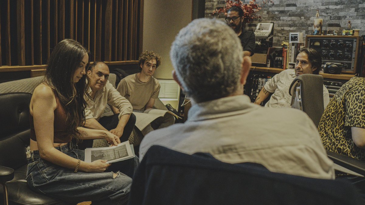 “Brava” 
Sono molto felice ed emozionata di far parte di questo viaggio straordinario nella musica.
Un progetto grandioso con un’orchestra sinfonica di 100 elementi e le canzoni che hanno fatto storia in Messico e in tutta l’America Latina. Su tutte le piattaforme digitali.