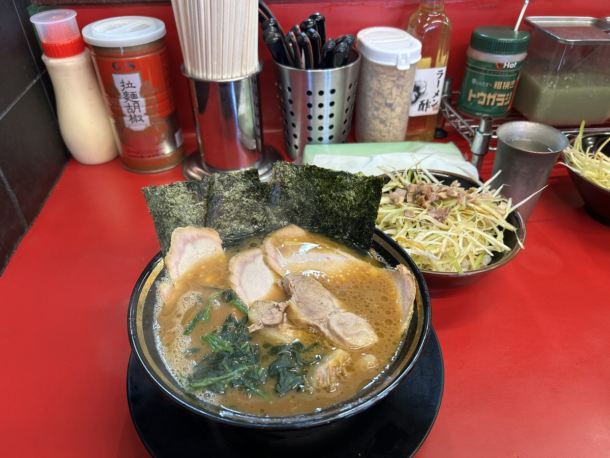 ml2onb's tweet photo. 遠征の目的のひとつ
王道家さんへ

チャーシュー麺(3枚)普通
肩ロースチャーシュー
ネギ丼(白)

カウンターに座って待つのがワクワクしますよね
グラグラと煮込まれた寸胴から濃厚なスープが注がれ平ざるで湯切りした麺が丼に🍜

何もかもが美味すぎる😆
帰りにも食べたい

#spulse
#清水サポ柏遠征 https://t.co/HEIPTCOc4w