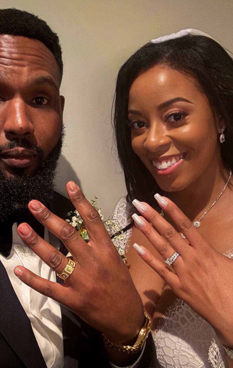 ihate_ap's tweet photo. Locked in! 💍♥️ https://t.co/B5dNj5mXJ9