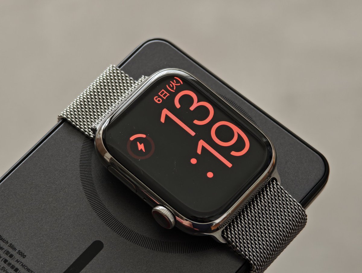 MATECHっていう京都のメーカーのMagSafeモバイルバッテリー買ったんだけど、iPhone以外にもApple WatchもAirPodsも充電できてかなり完成度が高かった。
スタンドも備わってるし薄いしデザインも良い。超オススメ。