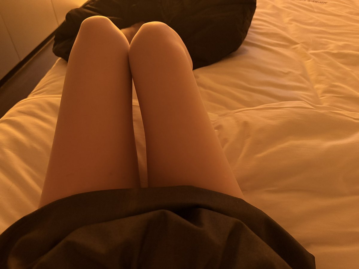 真的上班太苦瓜了 不想上班了 工资都不发 惨过做鸡 做鸡去了 这破老师谁爱当谁当吧 哈哈哈哈操 还要我们等到八月份 你怎么不去死啊。