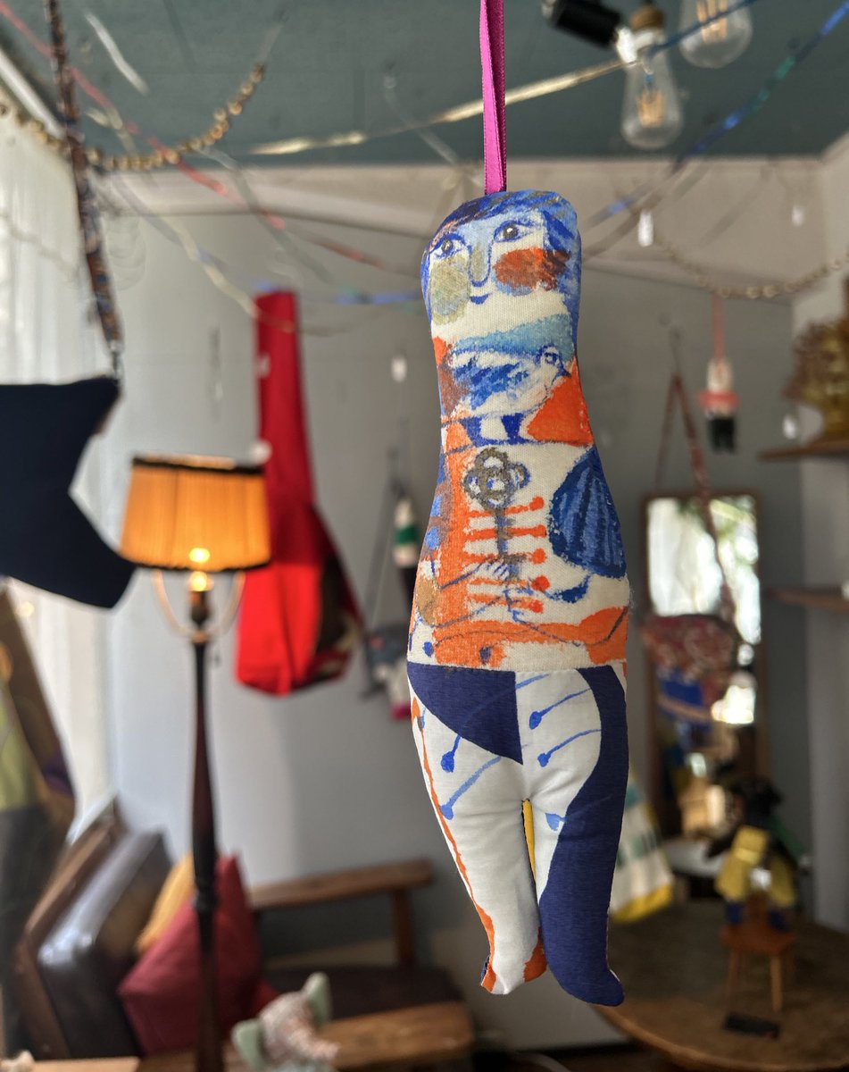 yonagadou's tweet photo. イリイリさんとポソポソと小部屋で語り合う展示会の隙間時間。自分にとっての禊（みそぎ）の時間。とても大切で欠かせない行事です。追納してくれREMEMBERシリーズを眺めながら、ちょっとセンチメンタルな気持ちになったり、いい時間です。

IRI IRI exhibition2025
「なつかしくて　あたらしい顔」 https://t.co/qOG8plHTqk