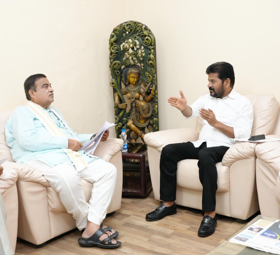 Newswallet (@newswalletmedia) on Twitter photo Telangana CM Revanth Reddy met Union Minister <a href="/nitin_gadkari/">Nitin Gadkari</a> at Begumpet Airport to discuss pending issues on the Regional Ring Road, radial roads, and greenfield expressways, vital for reducing traffic congestion and enhancing connectivity in the capital.
#Telangana #Hyderabad Telangana CM Revanth Reddy met Union Minister <a href="/nitin_gadkari/">Nitin Gadkari</a> at Begumpet Airport to discuss pending issues on the Regional Ring Road, radial roads, and greenfield expressways, vital for reducing traffic congestion and enhancing connectivity in the capital.
#Telangana #Hyderabad