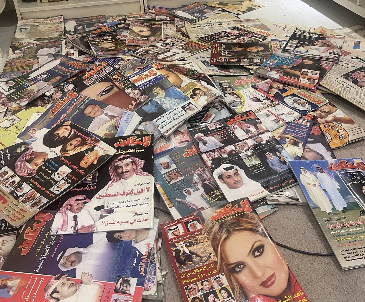 سالفتي مع الشعر ..

"هل تعرفون معنى أن يسكن الإنسان في قارورة عطر ؟
بيتنا كان تلك القارورة " .
 
بهذا التشبيه البديع صوّر لنا نزار البيت الدمشقي .. الذي تتساقط في داخله أزهار بيضاء كل خمس دقائق، كأنها رسائل حب قادمة من السماء.
 
وعلى طريقته الفاتنة هذا سؤالي:

هل تعرفون معنى أن