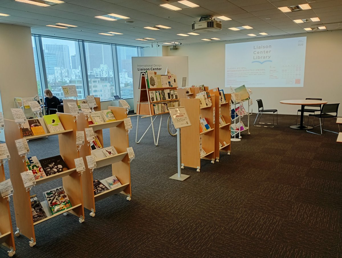 本日も19時までオープンです。雨の連休最終日☂️
お家で過ごされている方も多いと思いますが、気分転換に外で読書などはいかがでしょうか。ドリンクのお持込みもOKです☕️　お近くにお越しの際はぜひお立ち寄りください。