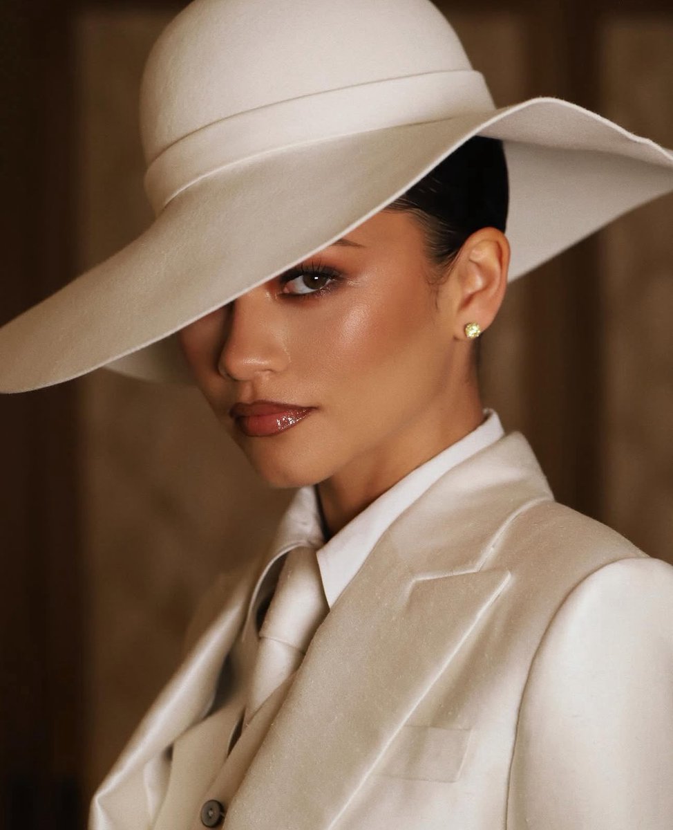 DAYASCHANl's tweet image. ZENDAYA IS THE MOMENT